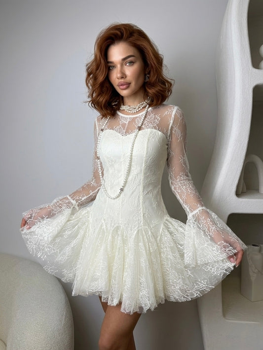 Рокля с нежна дантела