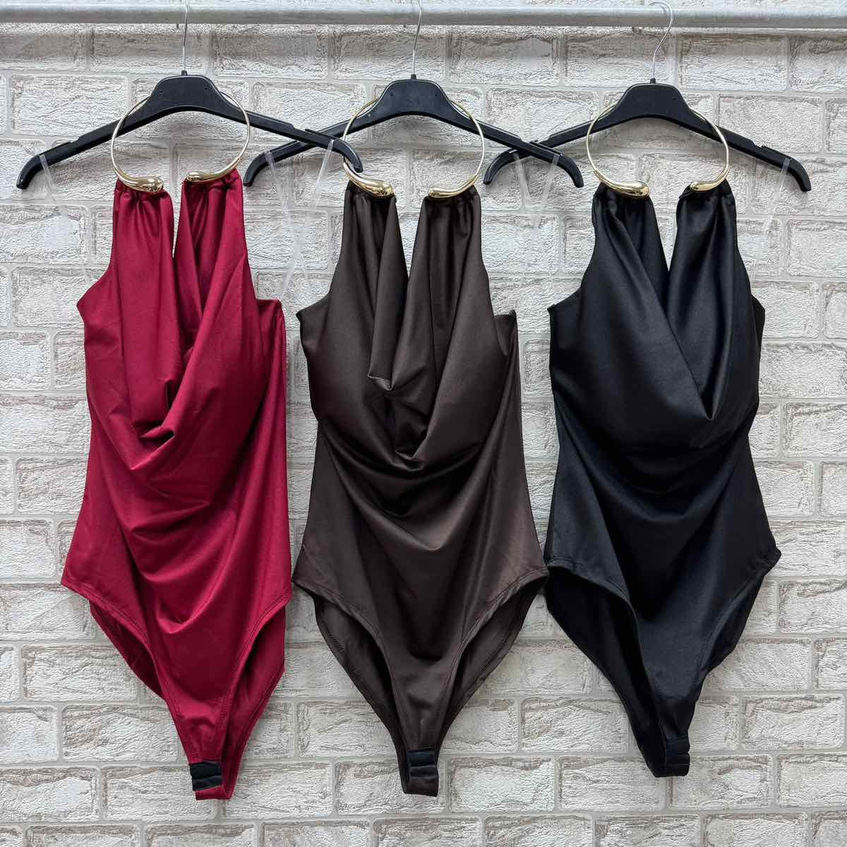 Боди със златен елемент