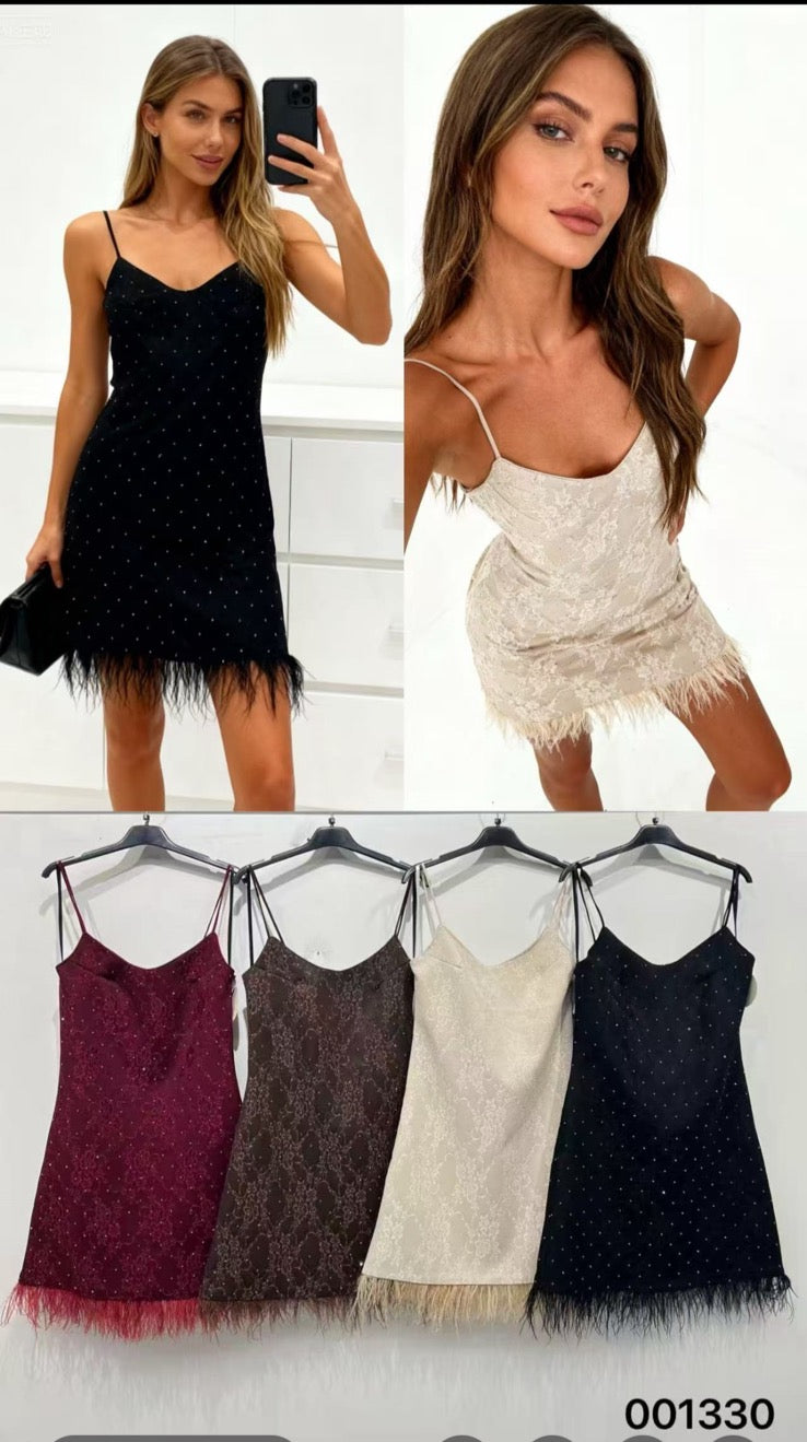 Рокля с пера и камъчета