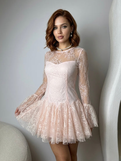 Рокля с нежна дантела