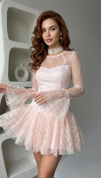 Рокля с нежна дантела