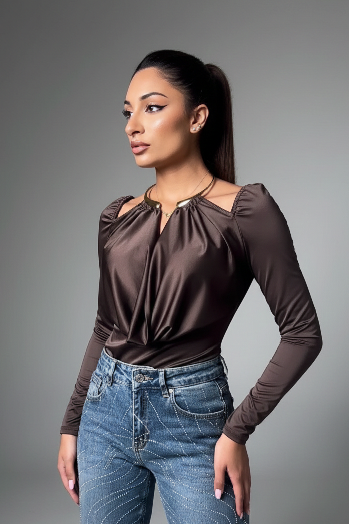 Блуза със златен елемент