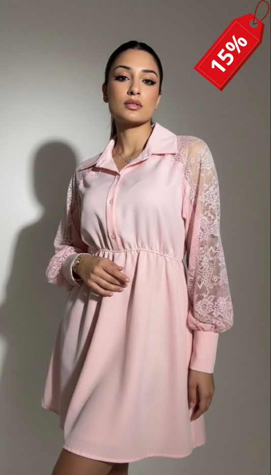 Рокля с дантелени ръкави