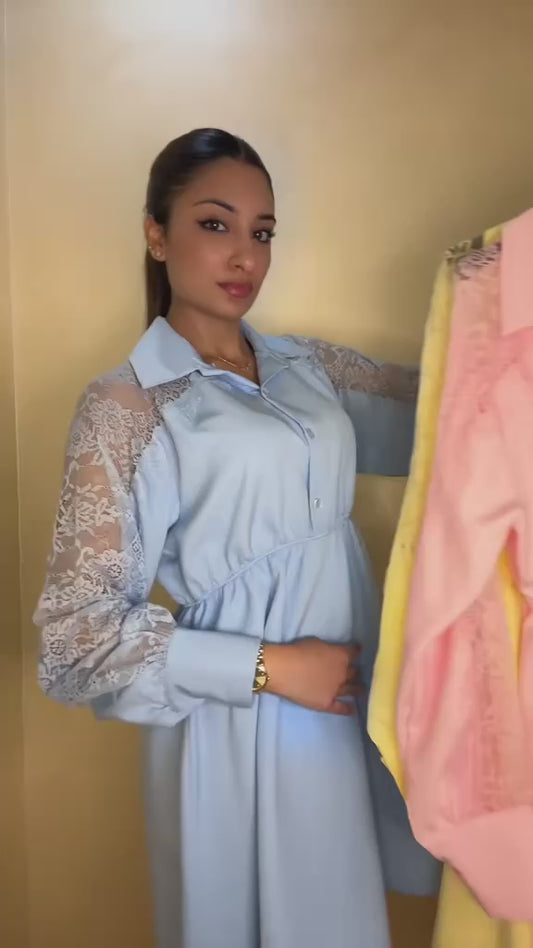 Рокля с дантелени ръкави