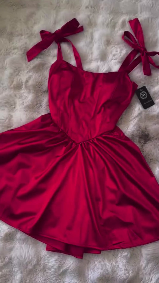 Сатенена къса рокля